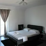 Apartment Laura || *